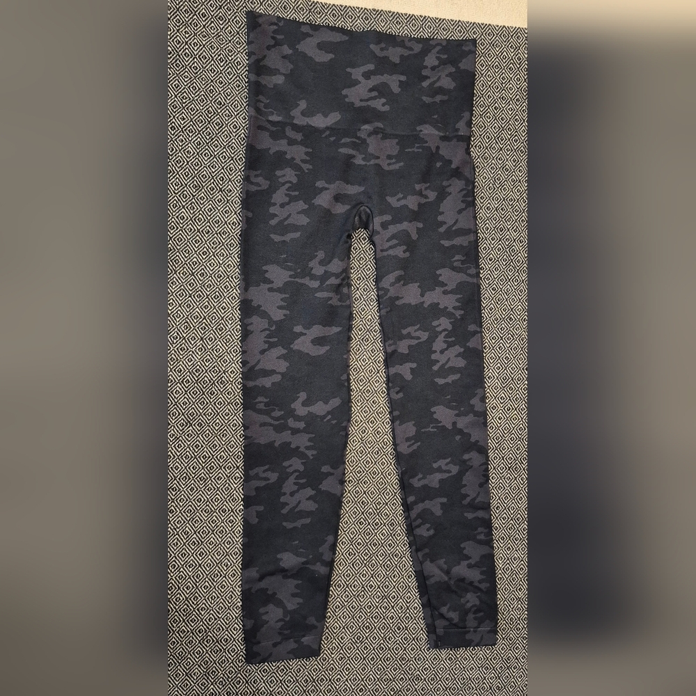 Spanx Look at Me Now Seamless Leggings In Camo Black Size Large